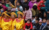 [ẢNH] Đầu xuân xem người đội trâu rơm đi cày, trai giả gái tung trấu gieo mạ...